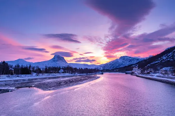 Karla Kaplı Dağlarla Çevrili Donmuş Bir Göl Manzarası — Stok fotoğraf