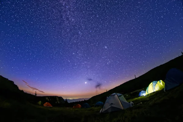 Die Aufnahme Von Zelten Einem Berg Unter Dem Nachthimmel — Stockfoto
