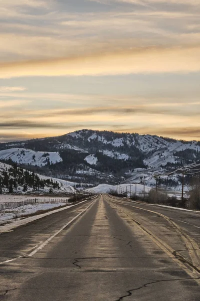 아름다운 눈덮인 산으로 길아름다운 노을에 들어서는 — 스톡 사진