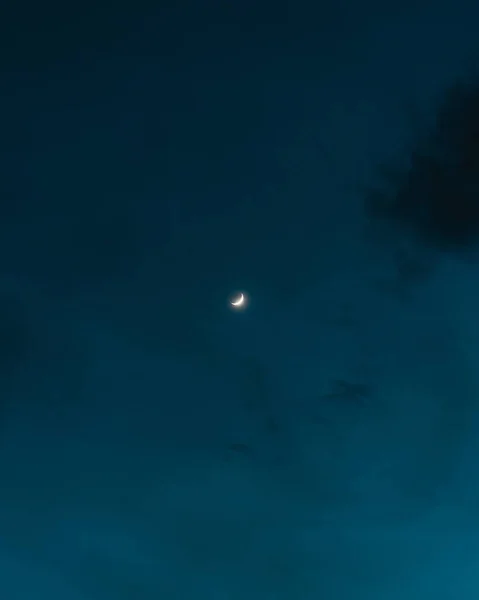 夜空中月亮的垂直拍 — 图库照片