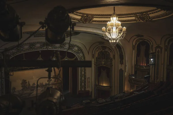 座席ラインと劇場の上に黄金のシャンデリアと大きなアンティークホールの美しい景色 — ストック写真