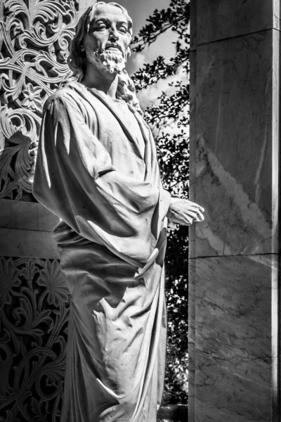 Graustufenaufnahme Der Steinernen Statue Eines Mannes Auf Dem Friedhof Einem — Stockfoto
