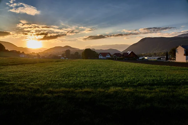 Ein Kleines Dorf Mit Bestellten Feldern Vor Dem Hintergrund Des — Stockfoto