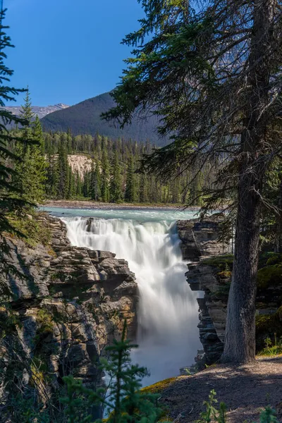 Een Betoverend Uitzicht Athabasca Watervallen Van Canada Met Bergen Achtergrond — Stockfoto