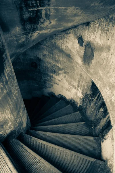 Вертикальный Снимок Винтовой Лестницы Старого Грязного Здания Тусклых Тонах — стоковое фото