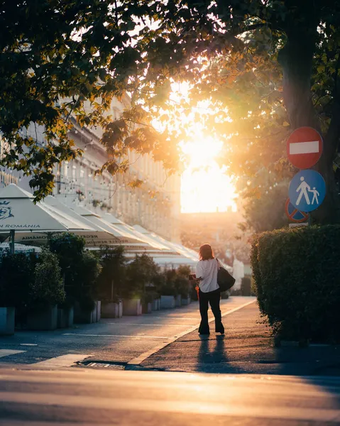 Plan Vertical Une Femme Traversant Rue — Photo