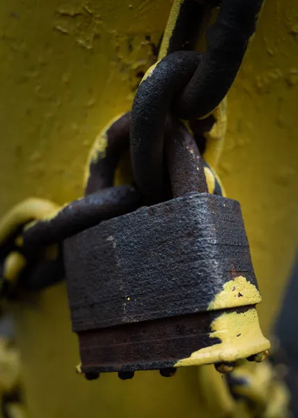 Een Close Van Een Roestige Oude Zwarte Metalen Ketting Een — Stockfoto