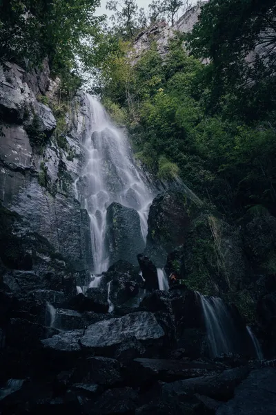 Uma Vista Hipnotizante Cachoeira Niedeck Com Acascada Água Árvores Verdes — Fotografia de Stock