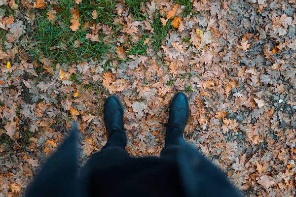 Вид Сверху Ноги Человека Осеннем Саду — стоковое фото