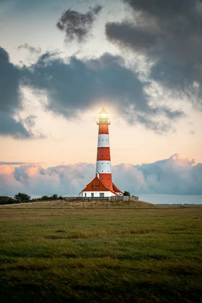 Vertikale Aufnahme Eines Leuchtturms Auf Dem Feld Vor Bewölktem Himmel — Stockfoto
