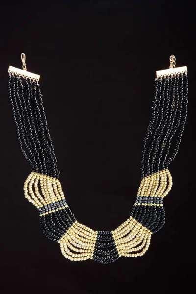 Eine Vertikale Aufnahme Einer Eleganten Halskette Auf Schwarzem Hintergrund — Stockfoto