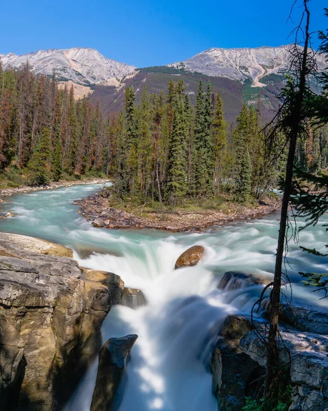 Een Betoverend Uitzicht Athabasca Watervallen Van Canada Met Bergen Achtergrond — Stockfoto
