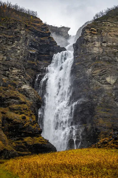 Une Belle Vue Sur Une Cascade Entourée Falaises — Photo