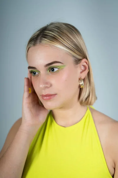 Ett Porträtt Ung Blond Spansk Kvinna Med Grön Glänsande Ögonskugga — Stockfoto