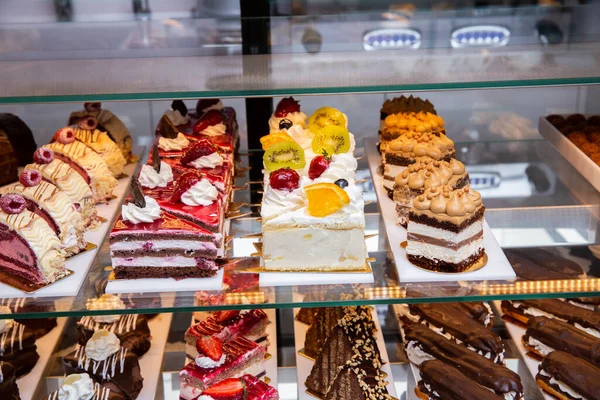 Une Vue Différents Assortiments Gâteaux Sur Stand Boulangerie — Photo