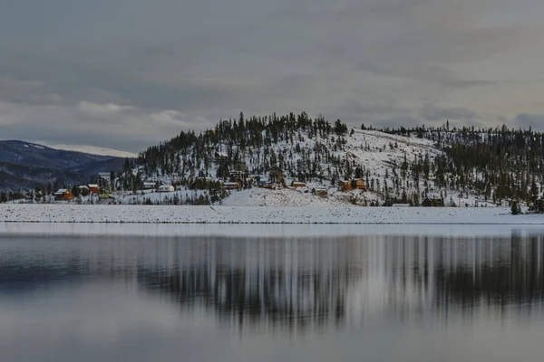 Μια Μαγευτική Θέα Του Νερού Της Λίμνης Που Αντανακλά Χιονισμένο — Φωτογραφία Αρχείου