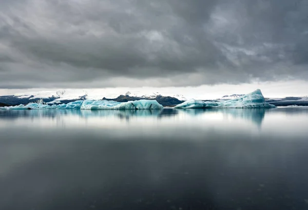 Lago Congelado Sob Céu Nublado — Fotografia de Stock