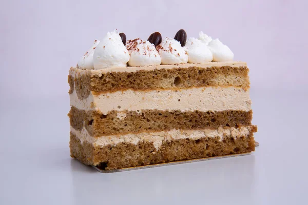 白い背景においしいケーキのクローズアップショット — ストック写真
