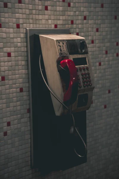 Eine Vertikale Aufnahme Eines Alten Kabelgebundenen Telefons Der Wand Freien — Stockfoto