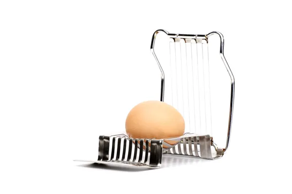 Huevo Una Rebanadora Huevos Aislada Sobre Fondo Blanco — Foto de Stock