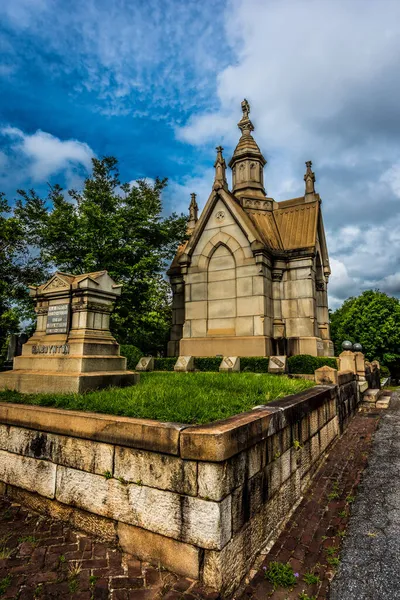 Túmulo Pedra Cemitério Contra Céu Nublado Dia Ensolarado — Fotografia de Stock