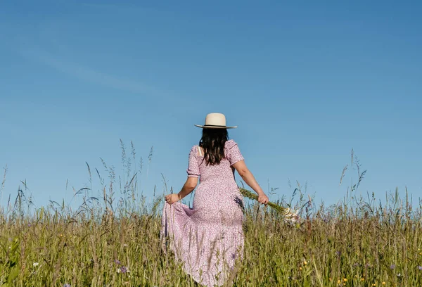 Lifestyle Image Beautiful Woman Long Hair Walking Field Meadow Holding — Stock Photo, Image