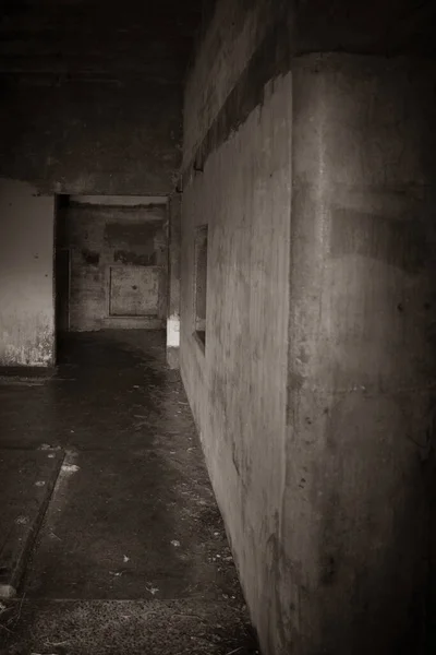 Eine Vertikale Aufnahme Eines Verlassenen Dunklen Raumes Mit Schmutzigen Wänden — Stockfoto