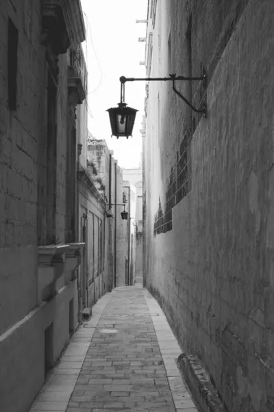 位于马耳他Mdina的一条小巷被两座建筑物环绕的垂直照片 — 图库照片