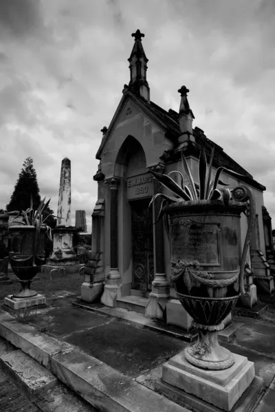 在阴云密布的天空下 墓园中一座石墓的灰白色照片 — 图库照片