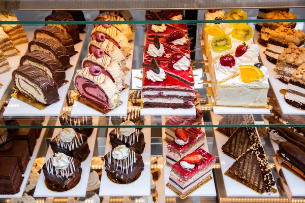 Une Vue Différents Assortiments Gâteaux Sur Stand Boulangerie — Photo