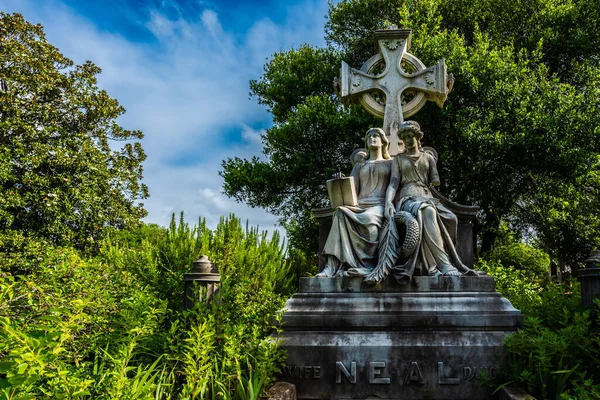 Velký Náhrobek Tvaru Kříže Sochami Dvou Dívek Hřbitově — Stock fotografie