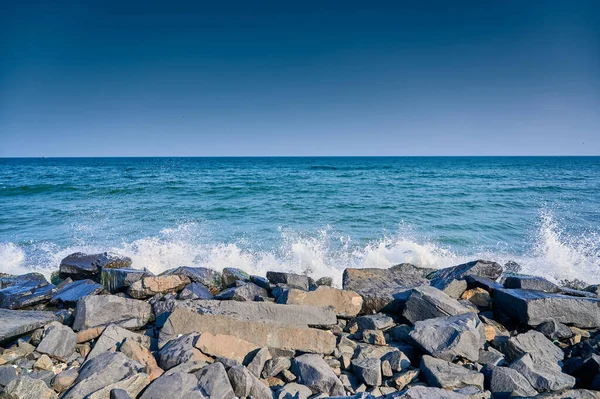 Ein Steiniger Strand Mit Dem Plätschern Der Meereswellen — Stockfoto