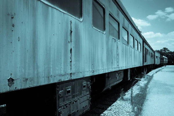 Nahaufnahme Alter Eisenbahnwaggons Vor Bewölktem Himmel Einem Kalten Verschneiten Tag — Stockfoto