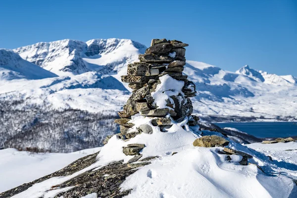 雪に覆われた石の山と冬の風景 — ストック写真