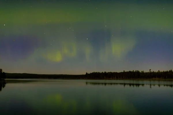 Beautiful Northern Lights Trees Calm Lake — Stock Photo, Image