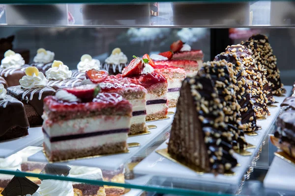 Blick Auf Das Vielfältige Kuchensortiment Stand Der Bäckerei — Stockfoto