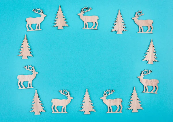 Τάρανδοι Χριστουγεννιάτικα Δέντρα Μπλε Χρώμα Φόντο Αντίγραφο Χώρου Για Κείμενο — Φωτογραφία Αρχείου