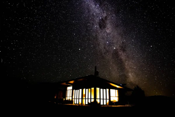 Una Casa Ladrillo Rural Una Noche Estrellada — Foto de Stock