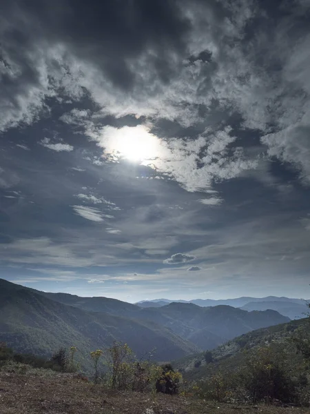 Krásný Výhled Zelené Hory Lesknoucí Pod Slunečními Paprsky Zamračené Obloze — Stock fotografie