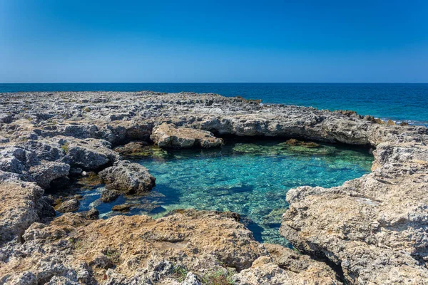 意大利圣西多罗Spiaggia Del Frascone海滩岩石美景 — 图库照片