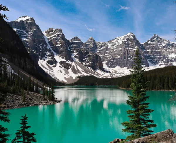 Mesmerizing View Moraine Lake Surrounded Mountains Blue Sky — стоковое фото