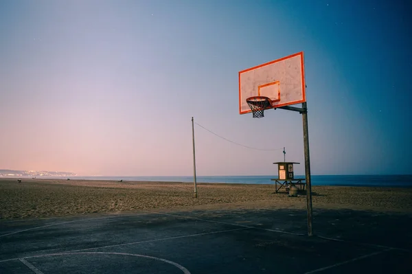 Een Leeg Basketbalveld Bij Het Strand Tijdens Een Rustige Zonsondergang — Stockfoto