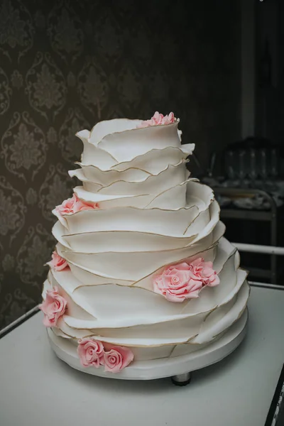 粉红玫瑰装饰的白色乳白色婚礼蛋糕 — 图库照片