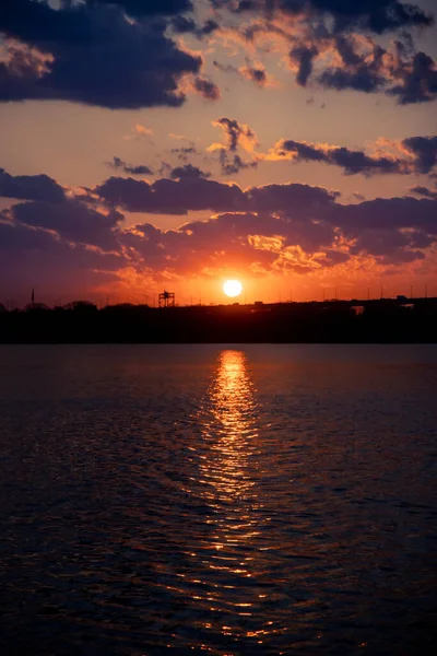 Uma Vista Hipnotizante Pôr Sol Sobre Água Mar Com Uma — Fotografia de Stock