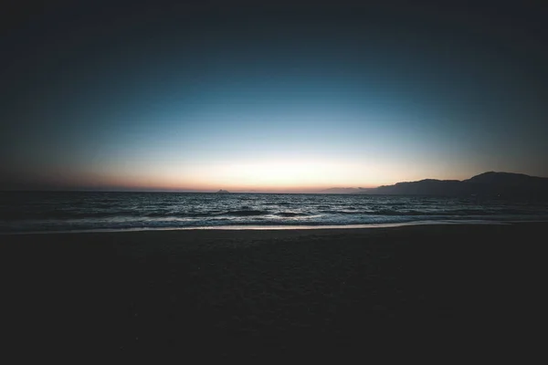 Paisaje Espeluznante Salida Del Sol Sobre Playa Arena Del Océano — Foto de Stock