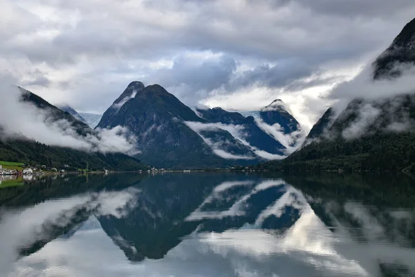 Ein Schöner Blick Auf Eine Bergige Landschaft Mit Einem See — Stockfoto