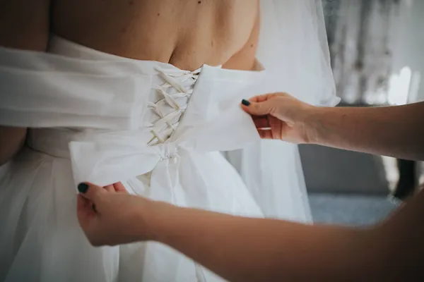 Zbliżenie Kobiety Przywiązującej Łuk Sukni Ślubnej Panny Młodej Ślubie Sarajewie — Zdjęcie stockowe