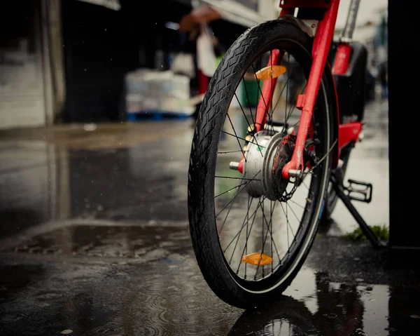 Lovitură Closeup Unei Roți Bicicletă Roșie Strada Umedă — Fotografie, imagine de stoc