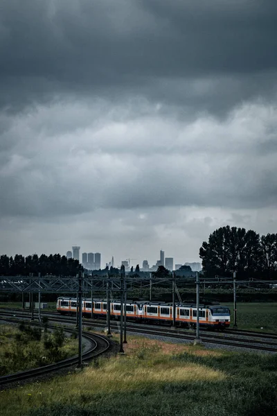 Een Trein Spoorweg Tegen Een Sombere Lucht — Stockfoto