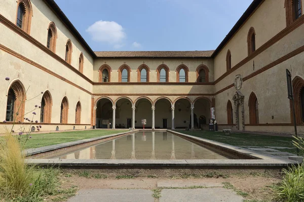 Milán Italia 2019 Una Piscina Artificial Patio Del Castillo Sforzesco — Foto de Stock